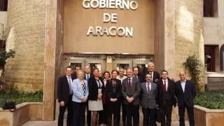 Foto de familia de la delegación danesa con miembros del Gobierno de Aragón.
