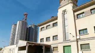 Aspecto exterior de la harinera Monegros, que está situada en el barrio de la Estación de Sariñena.