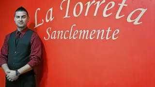 Mariano Barcan, en una de las paredes del restaurante La Torreta Sanclemente.