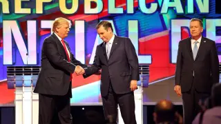 Donald Trump y Marco Rubio se saludan durante un debate de la CNN
