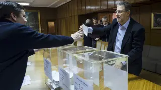 José Antonio Mayoral, único candidato a rector de la UZ, ha depositado este jueves su voto