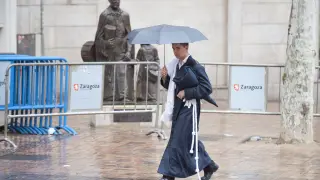 Un joven se protege de la lluvia, durante la Semana Santa de 2013