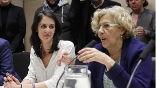 Rita Maestre junto a Manuela Carmel durante la rueda de prensa tras conocerse su condena
