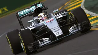 Hamilton durante la segunda sesión de entrenamientos.