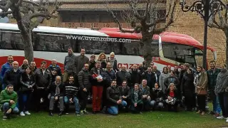 Los hosteleros oscenses con el autobús que les trasladó el pasado jueves 17 de marzo a La Rioja.