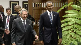 Barack Obama y Raúl Castro durante la reunión mantenida este lunes.
