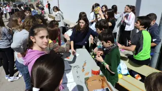 Mercadillo solidario en el instituto Ramón y Cajal de Huesca