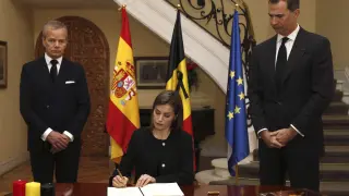Firma en el libro de condolencias en la residencia del embajador de Bélgica en España.