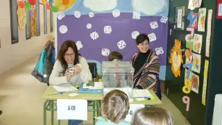 'Votación' con niños en el colegio San Juan de la Peña de Jaca, el mismo día que votaron los padres.