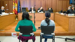 Las dos acusadas, durante el juicio celebrado en la Audiencia Provincial de Zaragoza.