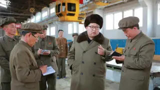 El líder de Corea del Norte, Kim Jong-un,  visita una planta de maquinara en Seúl este jueves
