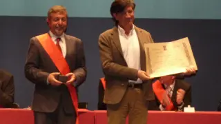El alcalde de Sabiñánigo entrega el reconocimiento a López Otín.