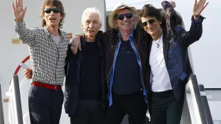 Mick Jagger, Charlie Watts, Keith Richards y Ronnie Wood saludan a su llegada a la Habana.