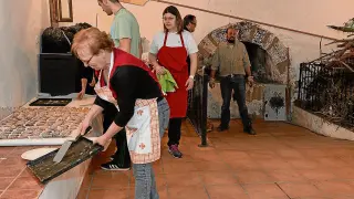 Vecinos de Cuevas Labradas cocieron pastas en el horno, encendido tras 15 años apagado.