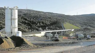 Desde la planta de hormigón de Escusaguas, el viaducto, el talud y, al fondo a la derecha, la boca norte del túnel de 2.885 m.