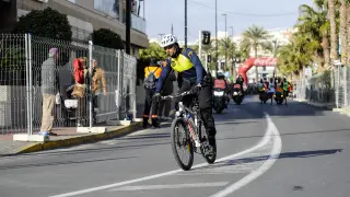 Un policía en bici en Elche.
