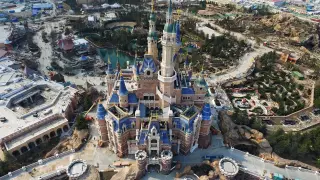 Estado de las obras del parque Disneyland Shangai, que abrirá el próximo 16 de junio en China.
