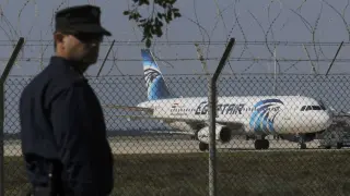 Un policía chipriota frente al avión egipcio secuestrado