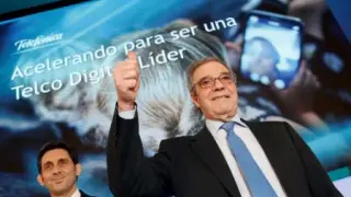 César Alierta, en primer término, y José María Álvarez-Pallete López, quien le sucederá al frente de Telefónica, en una imagen de febrero de 2015.