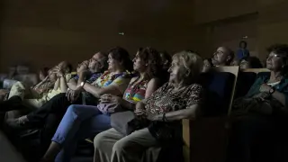 Espectadores visionan una película en la sala de cine del Centro Joaquín Roncal de Zaragoza.