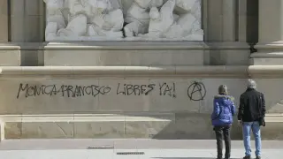 Borran las pintadas anarquistas de la fachada del Pilar