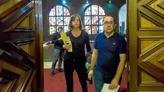 Los concejales de ZEC Teresa Artigas y Alberto Cubero, ayer en la entrada a la sala de prensa del Ayuntamiento.