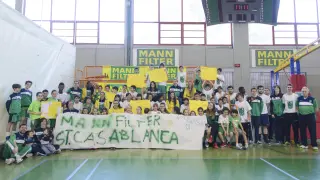 Las jóvenes promesas que han participado en el campus de baloncesto del Stadium Casablanca animaron ayer a las jugadoras.