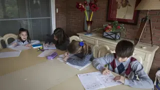Niños haciendo deberes.