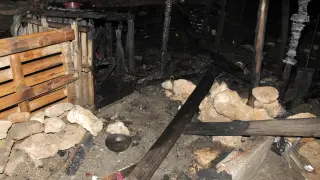 Estado en que ha quedado la chabola ubicada en un descampado en el barrio de la Vega de Acá, Almeria, donde una mujer de 30 años ha sufrido quemaduras en el 80 por ciento de su cuerpo