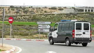 La Guardia Civil, el pasado domingo, en la rotonda de Cadrete donde se registró el accidente.