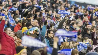 Los aficionados del Real Zaragoza celebran un gol en La Romareda