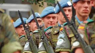 La Agrupación Aragón, compuesta principalmente por la Brigada de Cazadores de Montaña de los cuarteles de Huesca y Jaca, desfiló en el paseo de Ramón y Cajal de la capital oscenseen la plaza del Pilar antes de viajar a Mostar en 1995.
