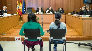 Las dos acusadas, el día que se celebró el juicio en la Audiencia Provincial de Zaragoza.