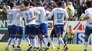 Los jugadores del Real Zaragoza celebran el gol de Dorca contra el Mallorca