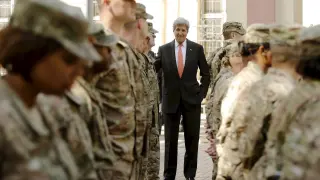 Kerry, en una base norteamericana este sábado en Kabul