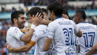 Los jugadores del Real Zaragoza celebran el segundo gol frente al Mallorca.