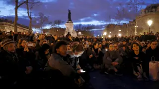 Los manifestantes regresan a la plaza de la República de París para continuar con el movimiento "NuitDebout" ("Noche en pie").
