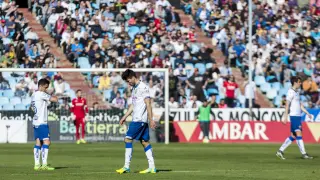 Momento en el que Cabrera, cabizbajo, abandona el campo expulsado en el partido de hace 17 ante el Girona en La Romareda.