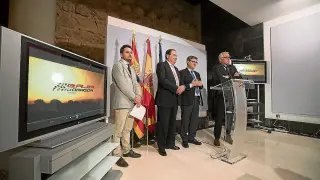 El informe sobre el impacto socioeconómico de la Baja Aragón, que se celebrará del 22 al 24 de julio, estuvo respaldado por el consejero Vicente Guillén y por Carlos Gracia y Xavier Bartrolí.