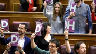 Los diputados de Podemos han exhibido carteles en defensa de los derechos humanos en el pleno del Congreso.