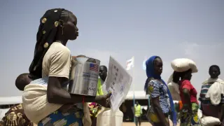Refugiados nigerianos piden comida y ayuda en el campo de Minawao, al norte de Camerún.