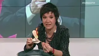La periodista quema en directo un ejemplar de la Constitución en TV3
