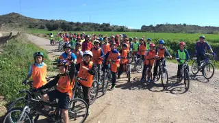 Alumnos del colegio público Alto Aragón de Barbastro disfrutan del programa 'Aula en bici'.