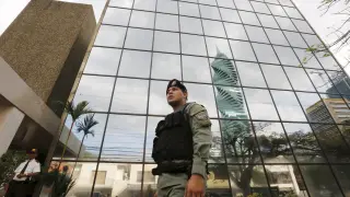 La policía panameña custodia la sede del despacho de abogados Mossack Fonseca.