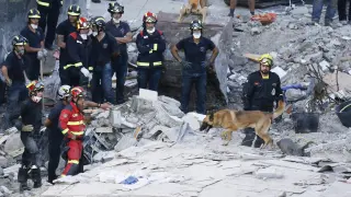 Labores de desescombro y rescate en el edificio derrumbado de la localidad tinerfeña de Los Cristianos.