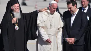 El Papa, con Tsipras y el patriarca Bartolomeo, a su llegada a la isla de Lesbos.