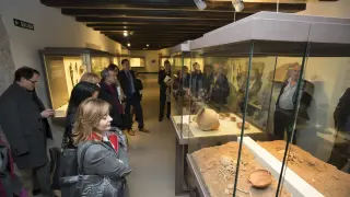Visita al museo de Teruel de un grupo de fiscales del congreso que están celebrando en la capital.
