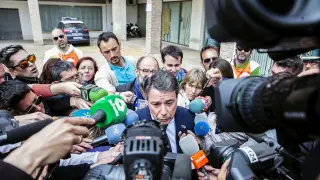 El expresidente de la Comunidad de Madrid Ignacio González atiende a los medios de comunicación a su salida hoy del Juzgado de Instrucción número 5 de Estepona