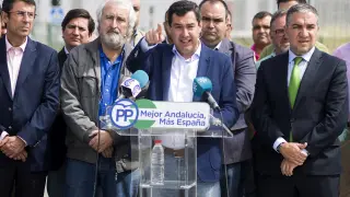 El presidente del PP-A, Juanma Moreno (c), junto al presidente del la Diputación de Málaga, Elias Bendodo(d), ha advertido hoy de que una moción de censura en el Ayuntamiento de Granada supondría "faltar a la voluntad" de los ciudadanos