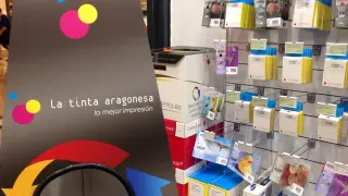 Un punto limpio de una de las tiendas de La Tinta Aragonesa, junto a diferentes productos.